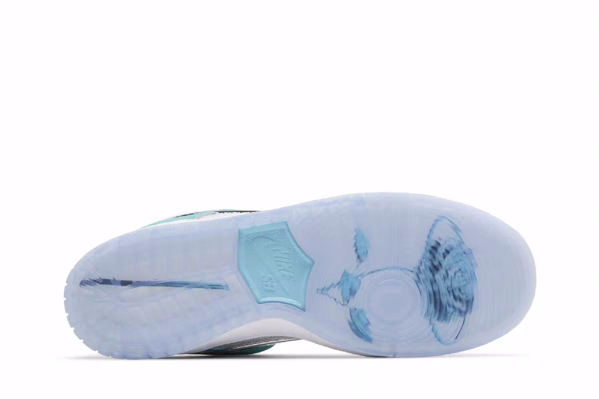 April Skateboards x Nike Dunk Low SB Turbo Green, view 5