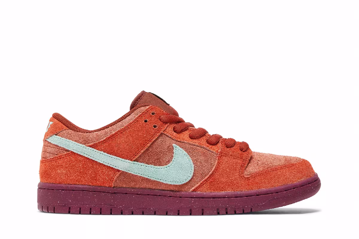 Nike Dunk Low SB Mystic Red, view 2