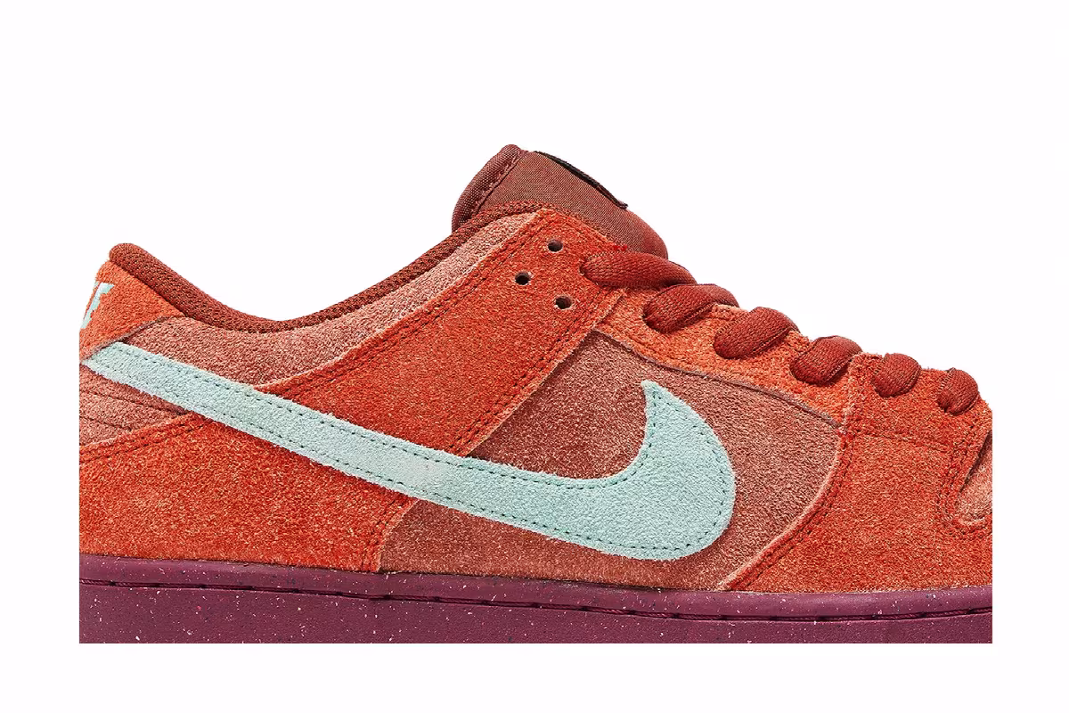 Nike Dunk Low SB Mystic Red, view 3