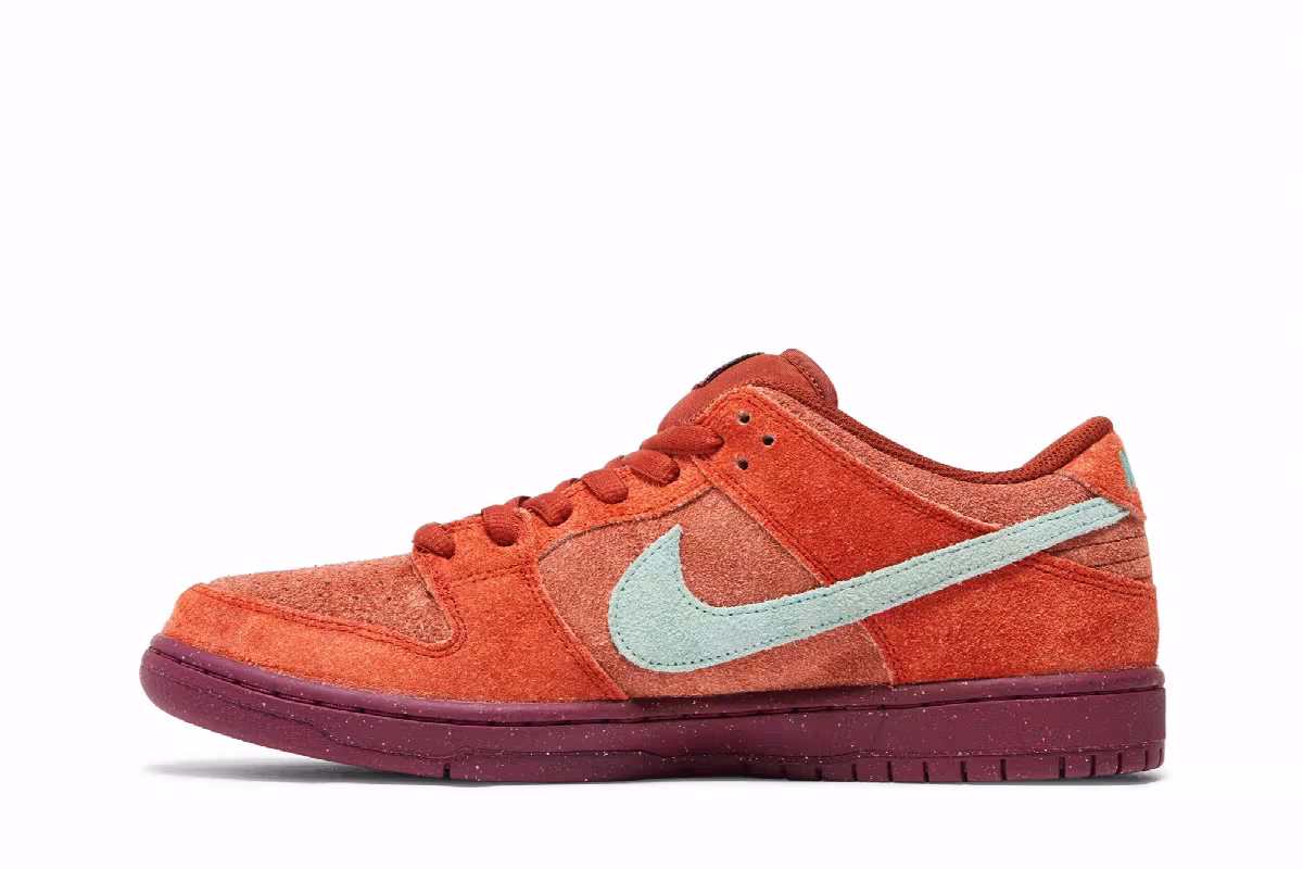 Nike Dunk Low SB Mystic Red, view 4