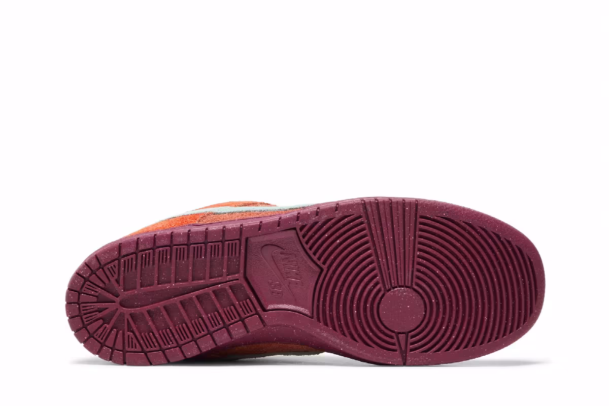 Nike Dunk Low SB Mystic Red, view 5