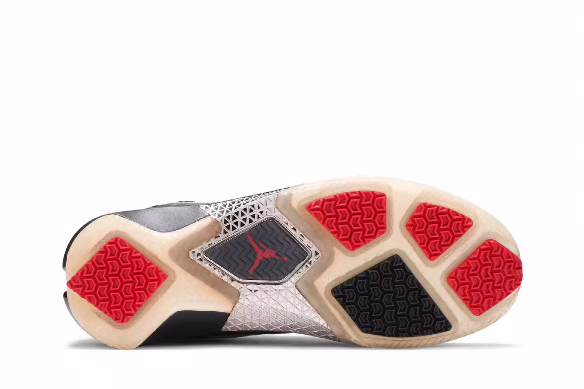 Air Jordan 22 OG Black Varsity Red, view 5