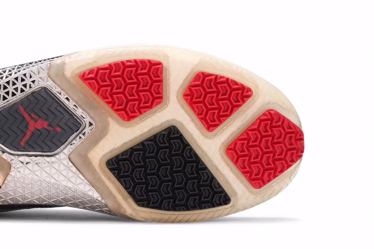 Air Jordan 22 OG Black Varsity Red, view 6
