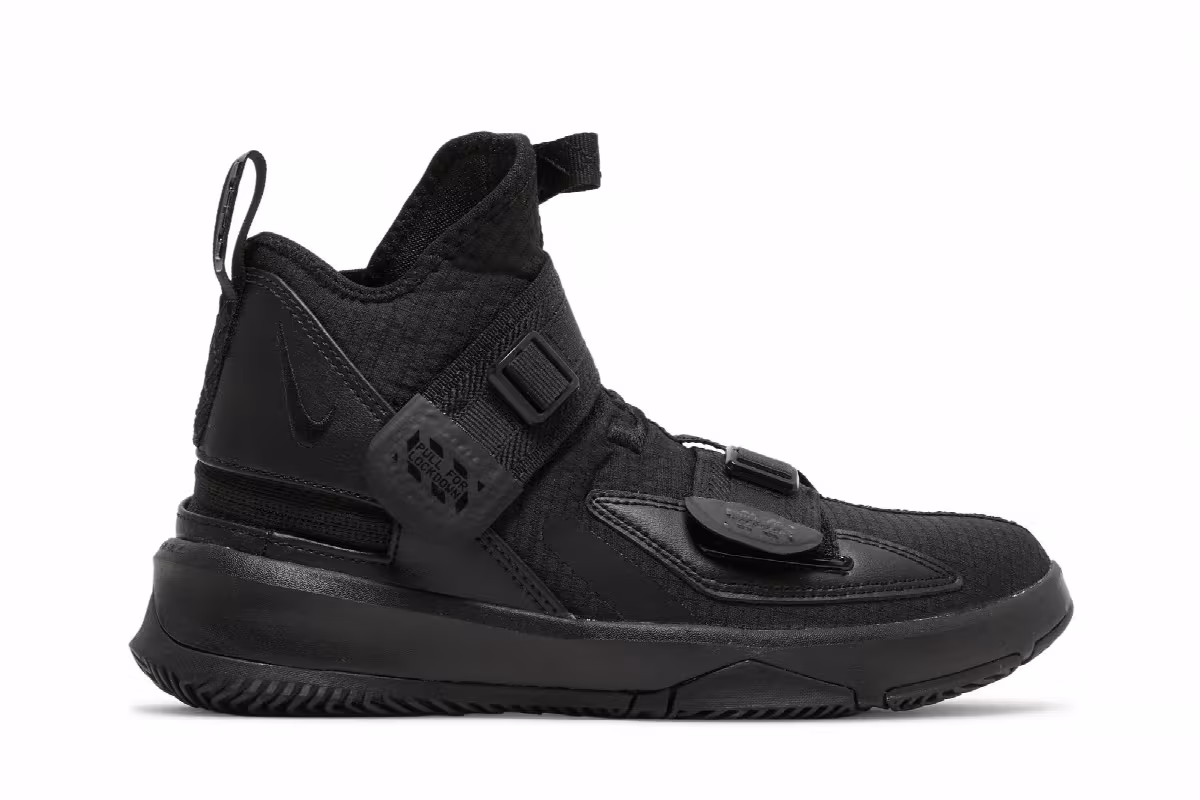 Nike LeBron Soldier 13 Flyease GS Triple Black, view 2