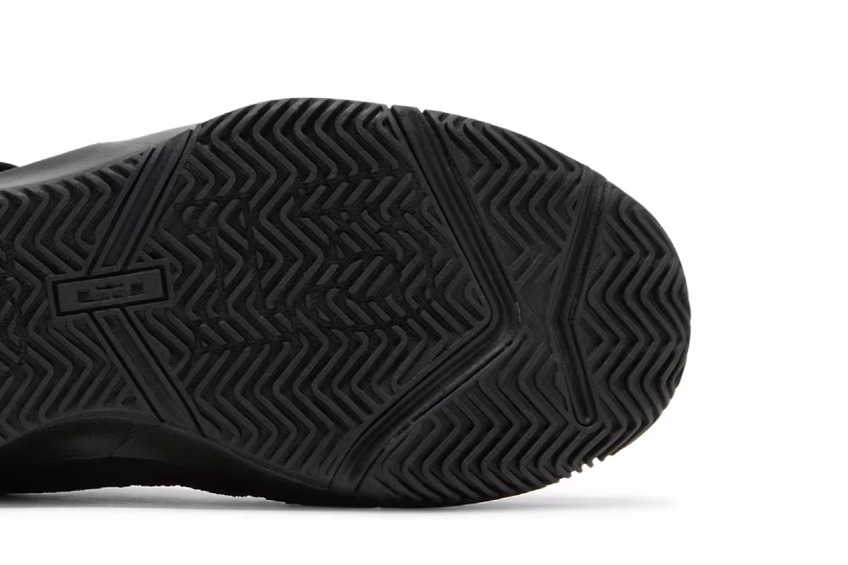 Nike LeBron Soldier 13 Flyease GS Triple Black, view 6