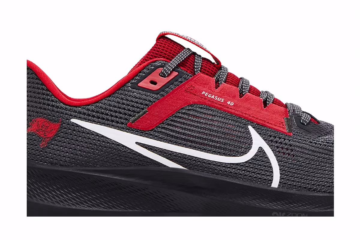 NFL x Nike Air Zoom Pegasus 40 Tampa Bay Buccaneers, view 3