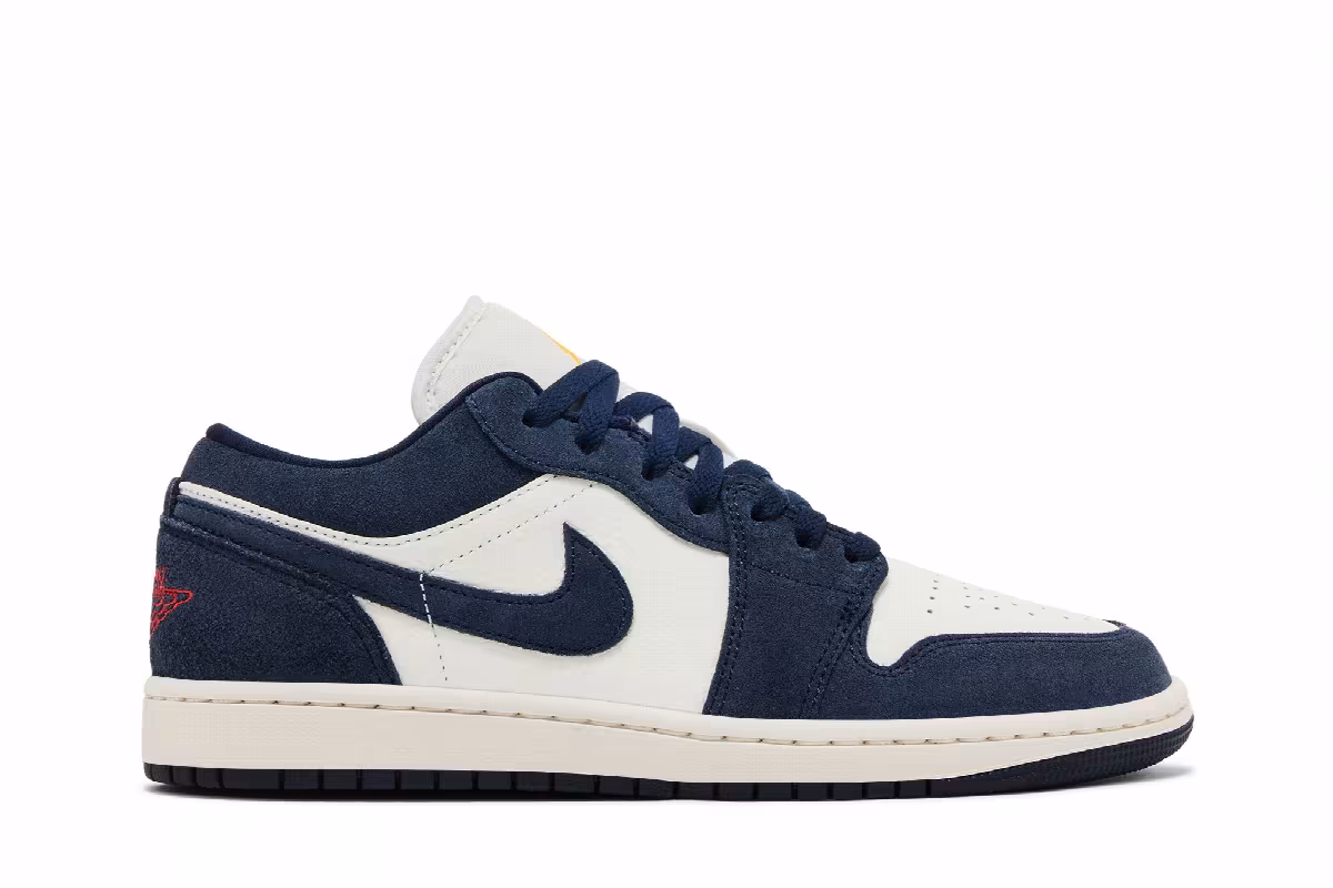Air Jordan 1 Low SE Obsidian University Gold, view 2