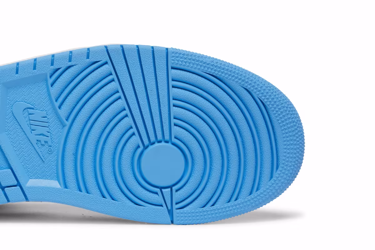 Air Jordan 1 Mid SE University Blue, view 6