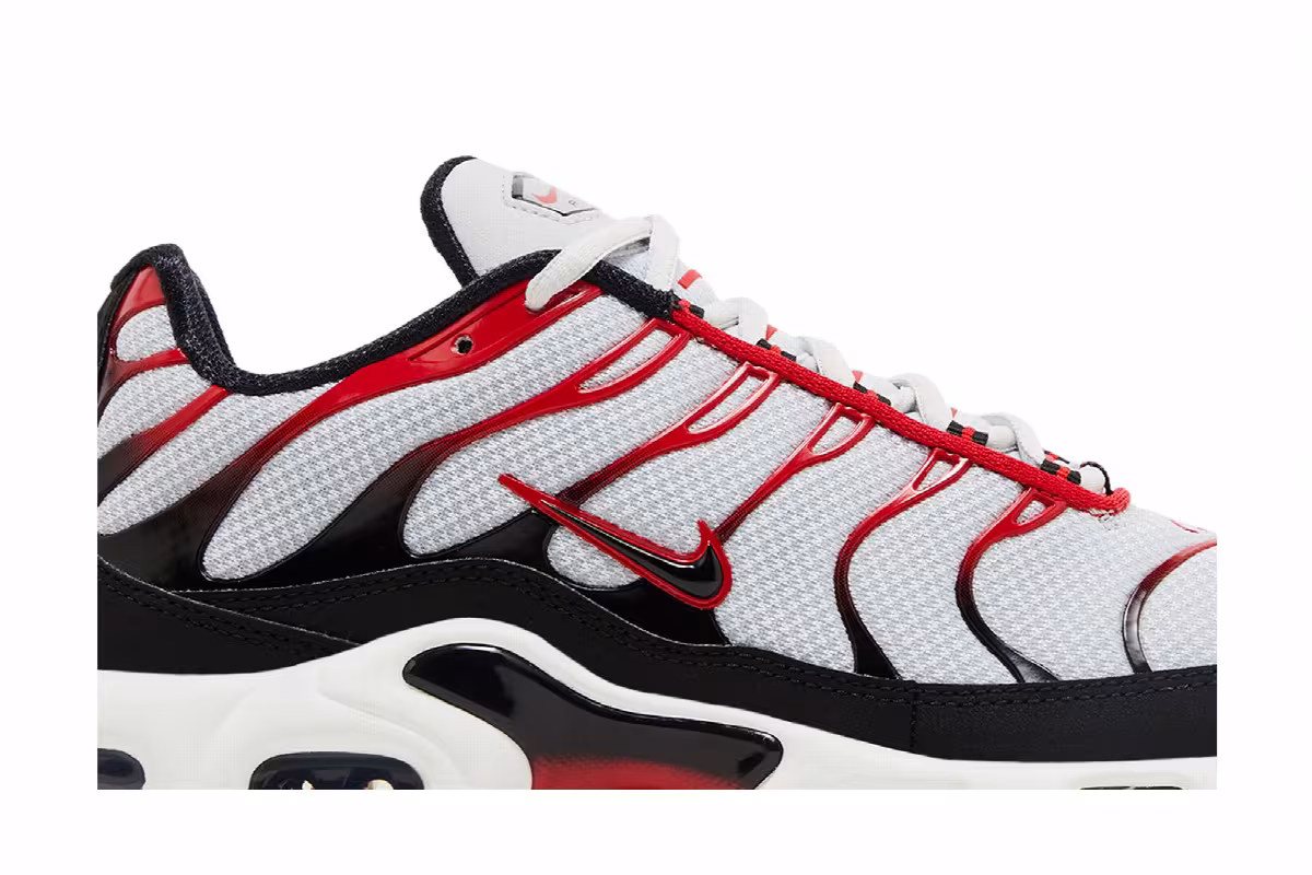 Nike Air Max Plus Platinum Black University Red, view 3