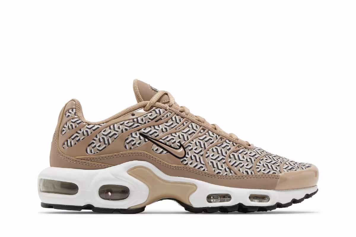 Nike Women's Air Max Plus United in Victory, view 2