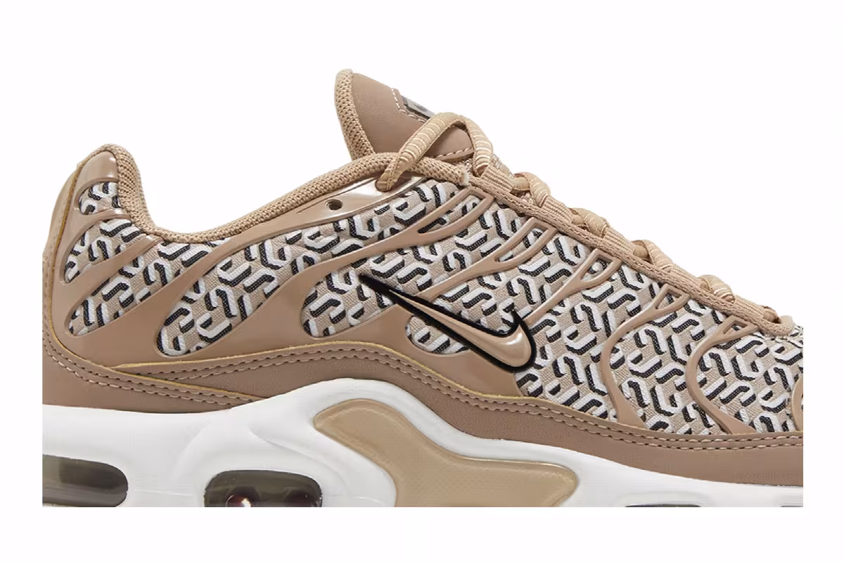 Nike Women's Air Max Plus United in Victory, view 3