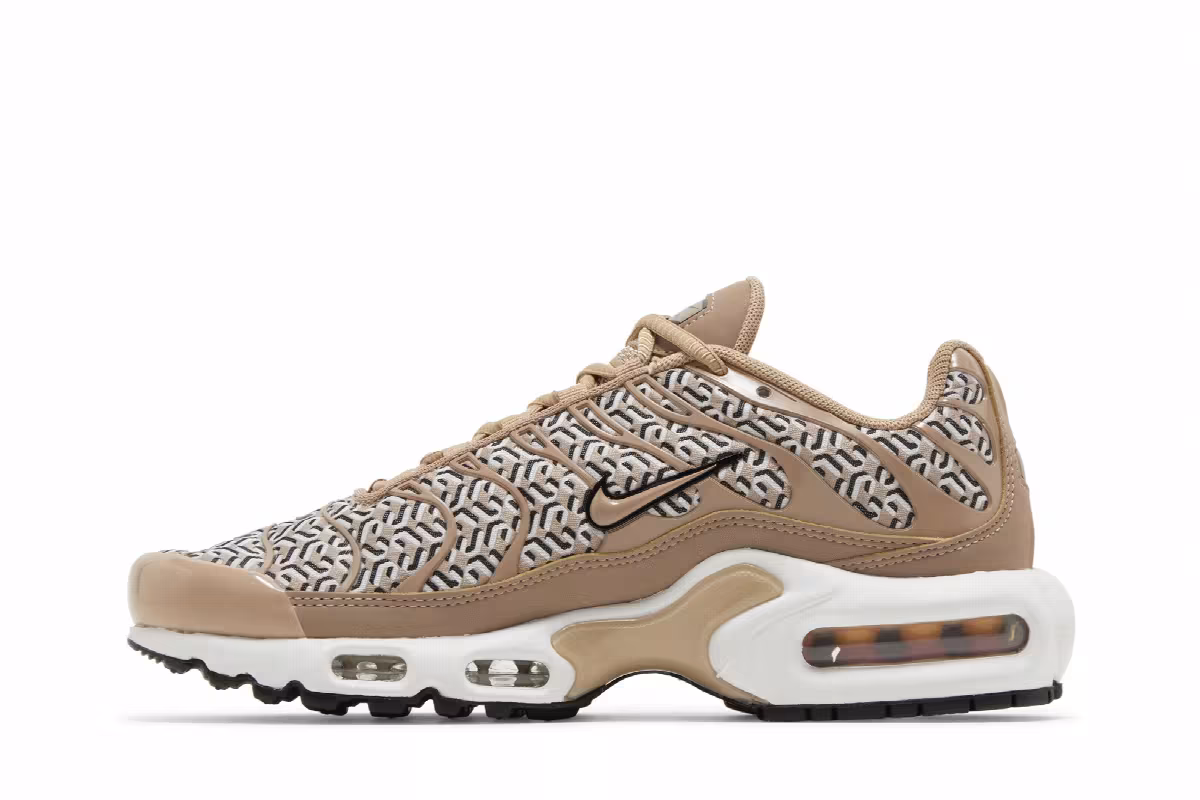 Nike Women's Air Max Plus United in Victory, view 4