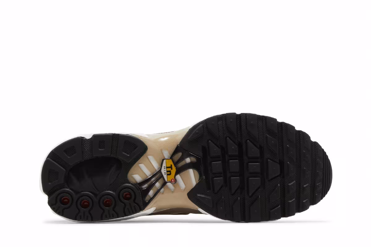 Nike Women's Air Max Plus United in Victory, view 5