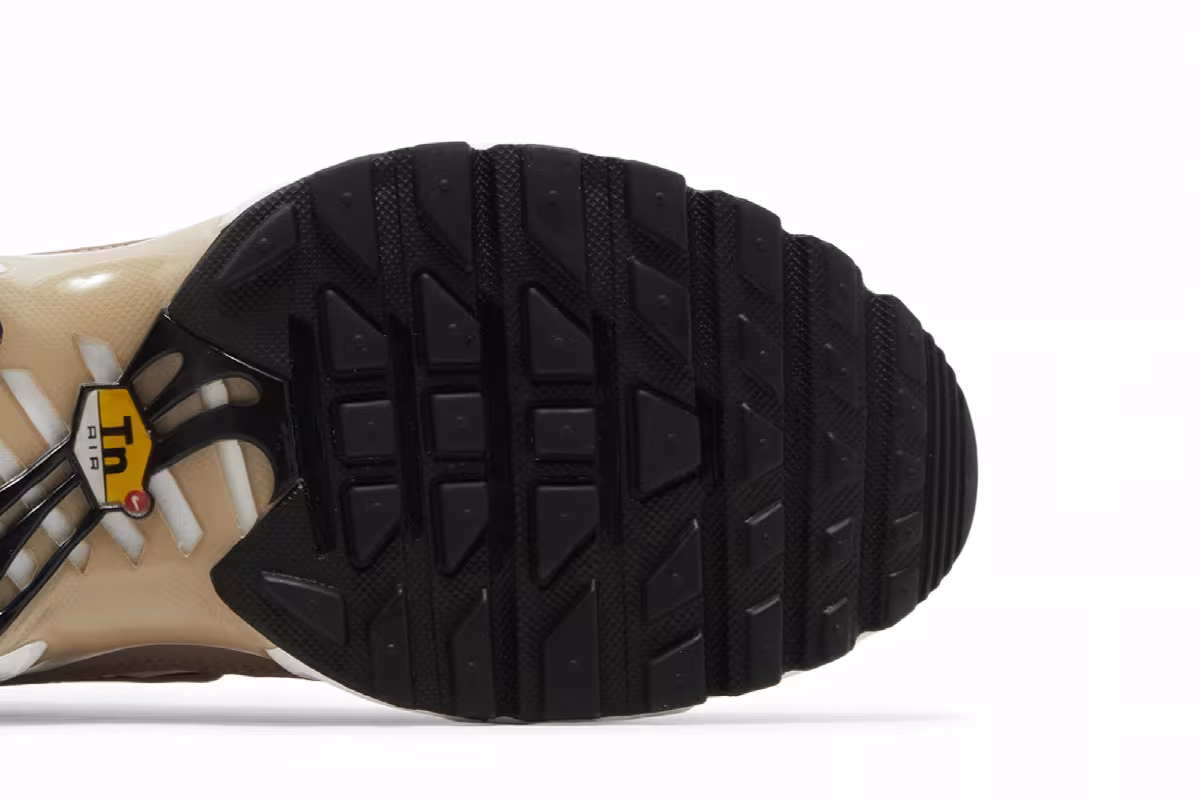 Nike Women's Air Max Plus United in Victory, view 6