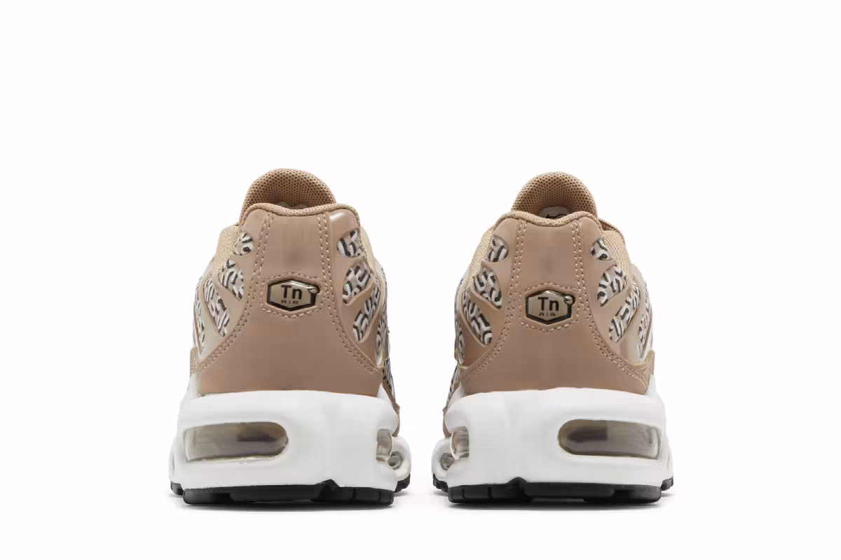 Nike Women's Air Max Plus United in Victory, view 7