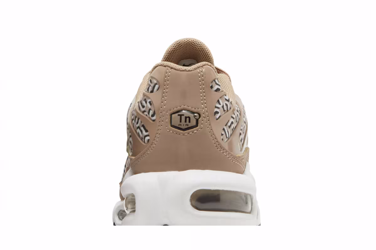 Nike Women's Air Max Plus United in Victory, view 8