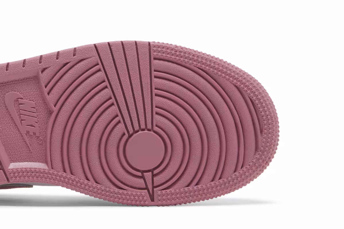 Air Jordan 1 Mid GS Valentine's Day 2023, view 6