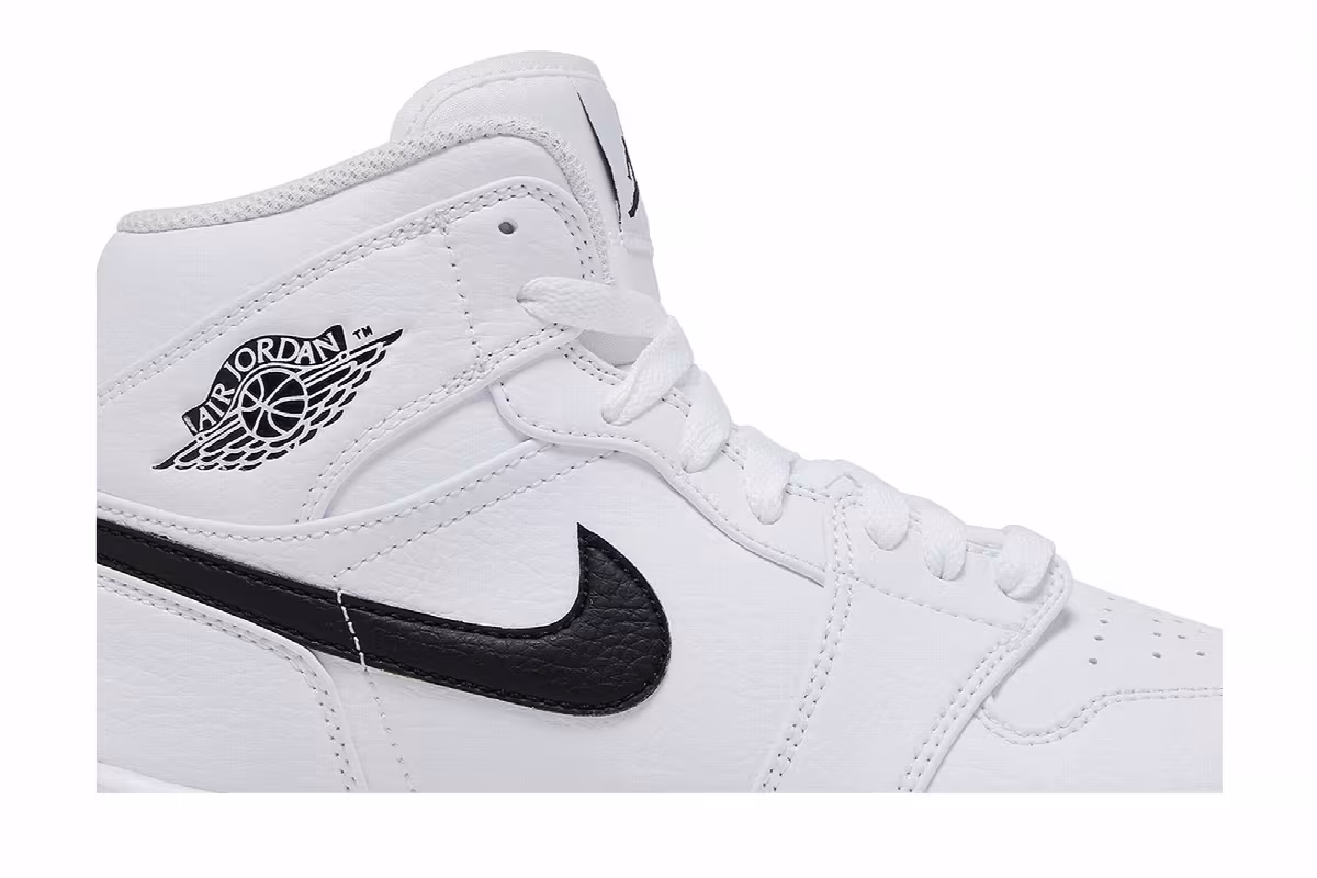 Air Jordan 1 Mid Cleat GS White Black, view 3