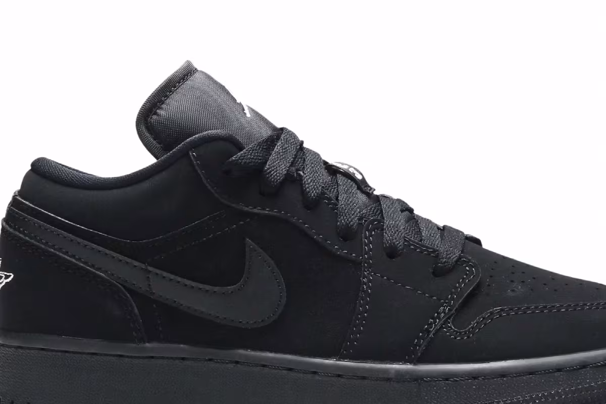 Air Jordan 1 Low GS Triple Black, view 3