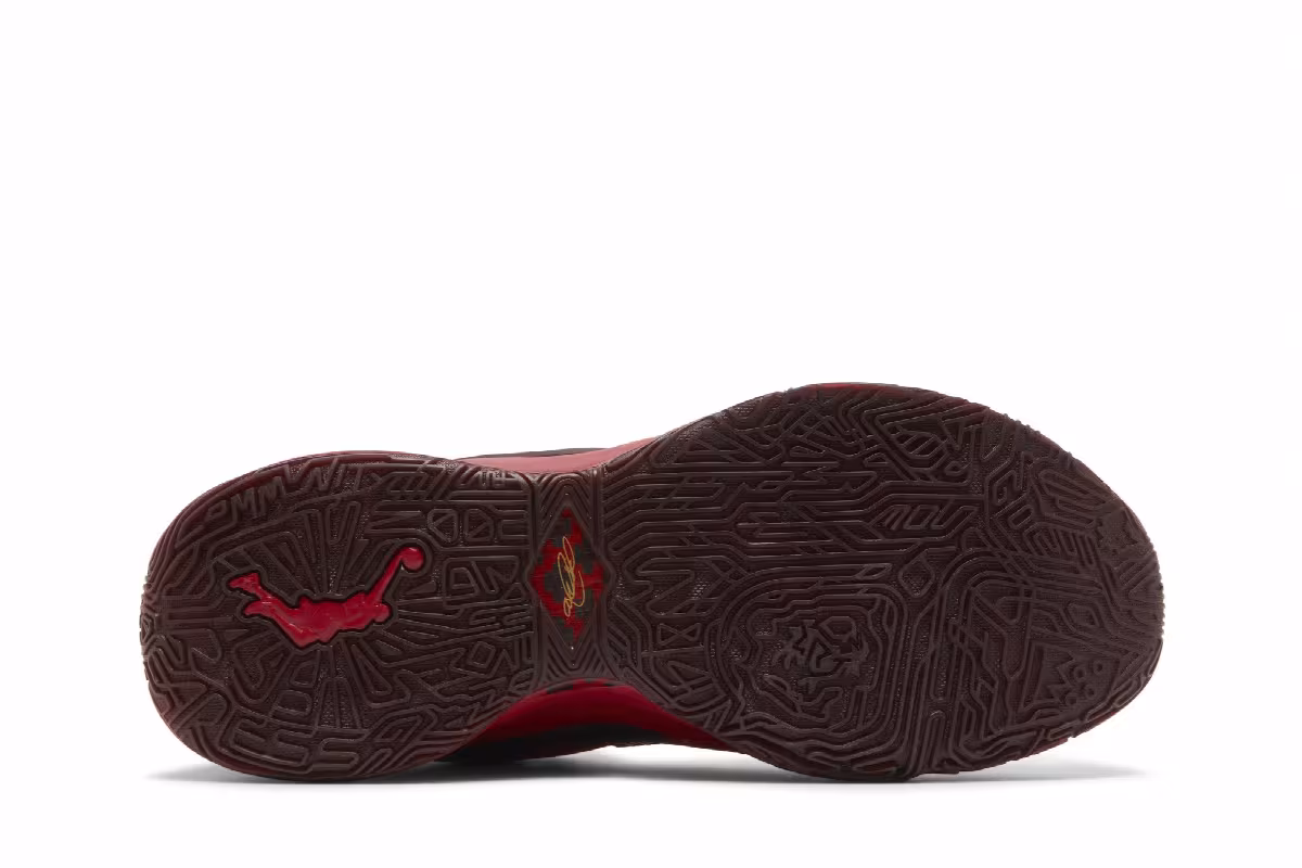 Liverpool F.C. x Nike LeBron 20, view 5