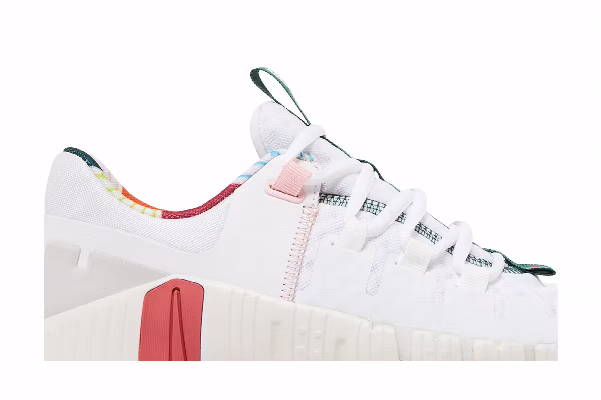 Nike Women's Free Metcon 5 All Petals United, view 3