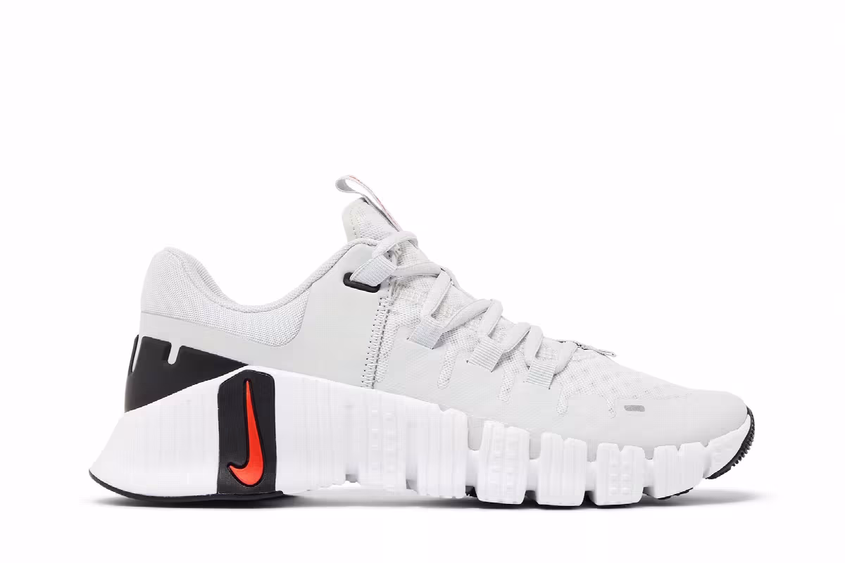 Nike Women's Free Metcon 5 Photon Dust Picante Red, view 2