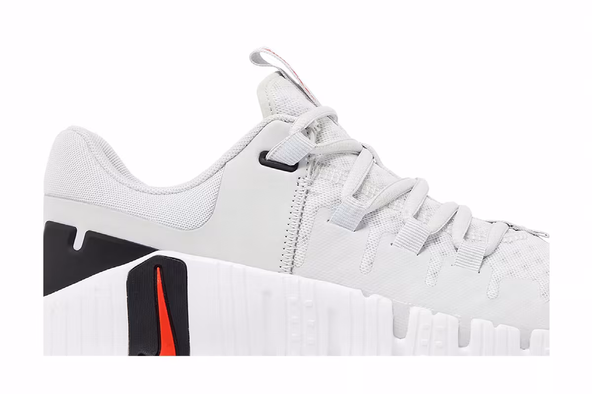 Nike Women's Free Metcon 5 Photon Dust Picante Red, view 3
