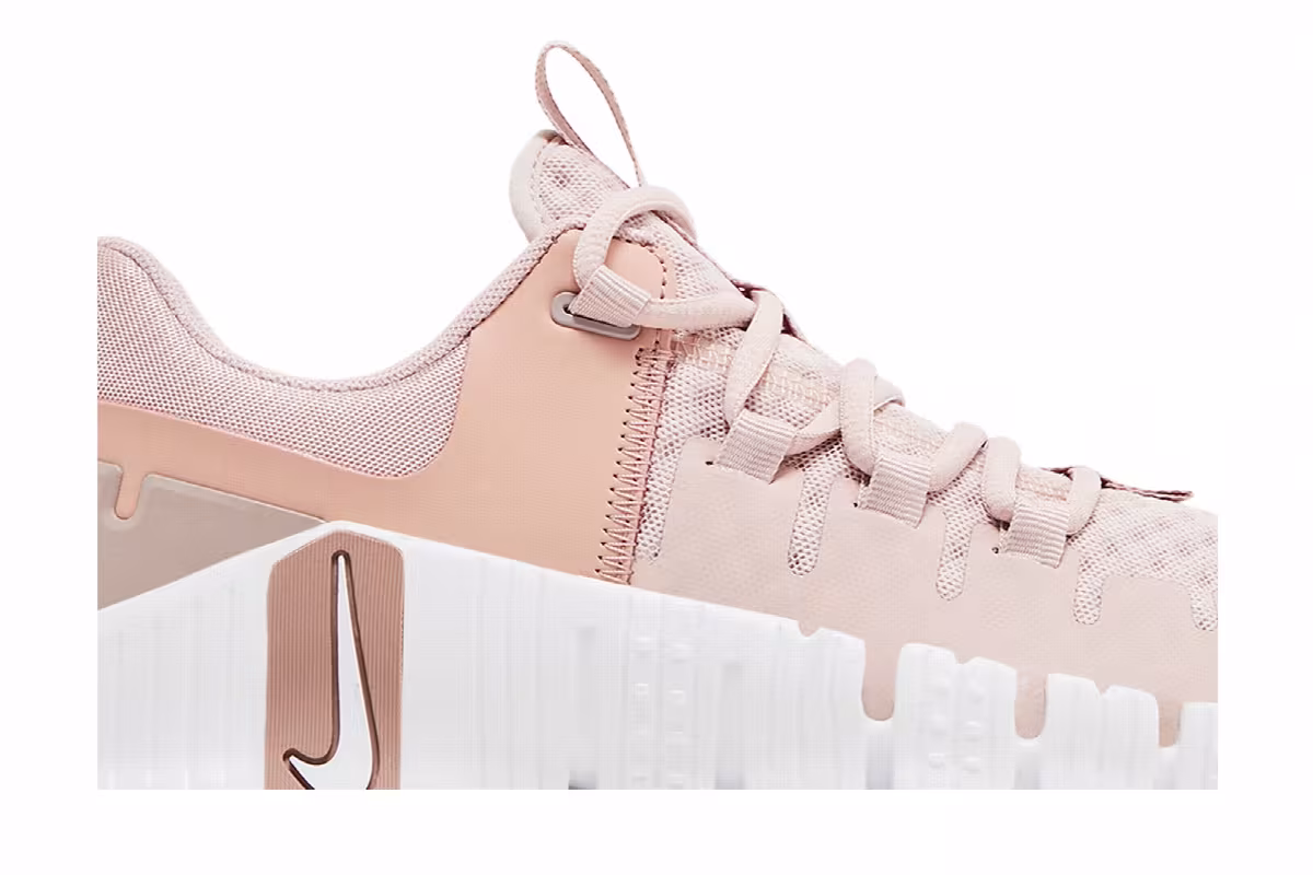 Nike Women's Free Metcon 5 Pink Oxford, view 3