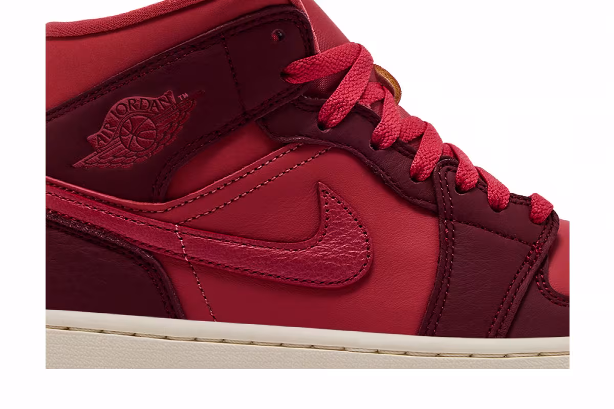 Women's Air Jordan 1 Mid SE Valentine's Day, view 3