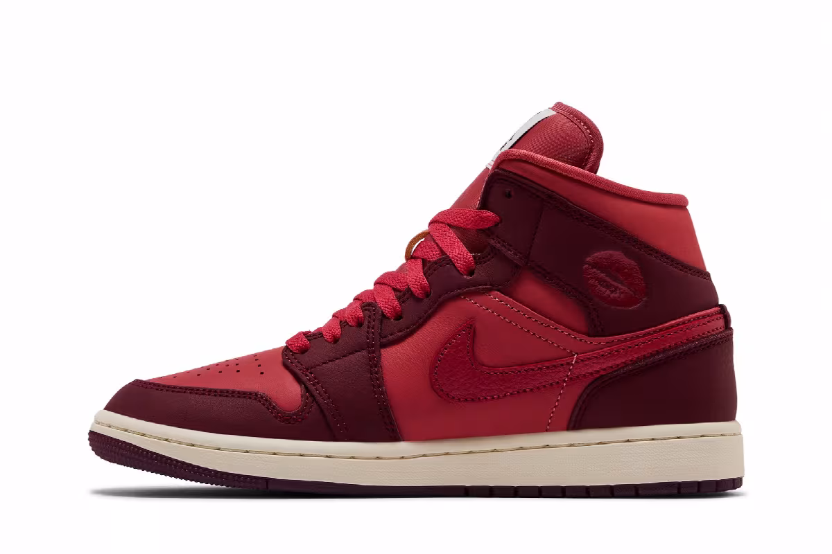 Women's Air Jordan 1 Mid SE Valentine's Day, view 4