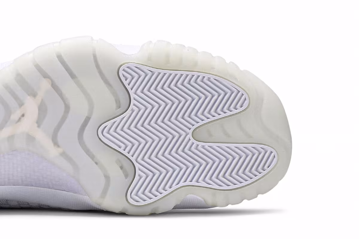 Air Jordan Future Pure Platinum, view 6