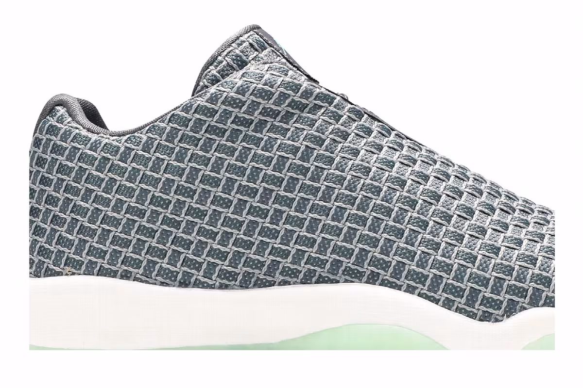Air Jordan Future Low GS Wolf Grey, view 3