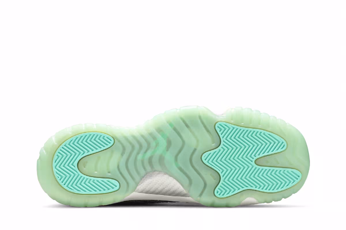 Air Jordan Future Low GS Wolf Grey, view 5