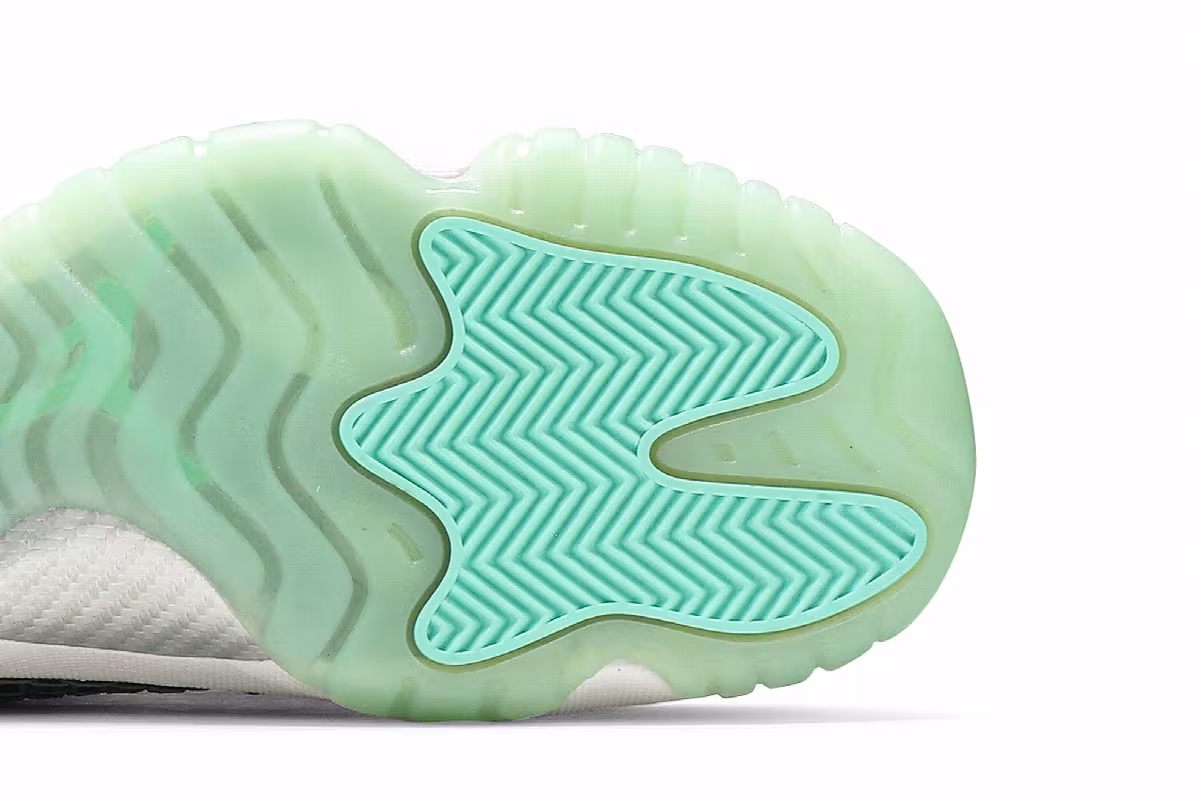 Air Jordan Future Low GS Wolf Grey, view 6