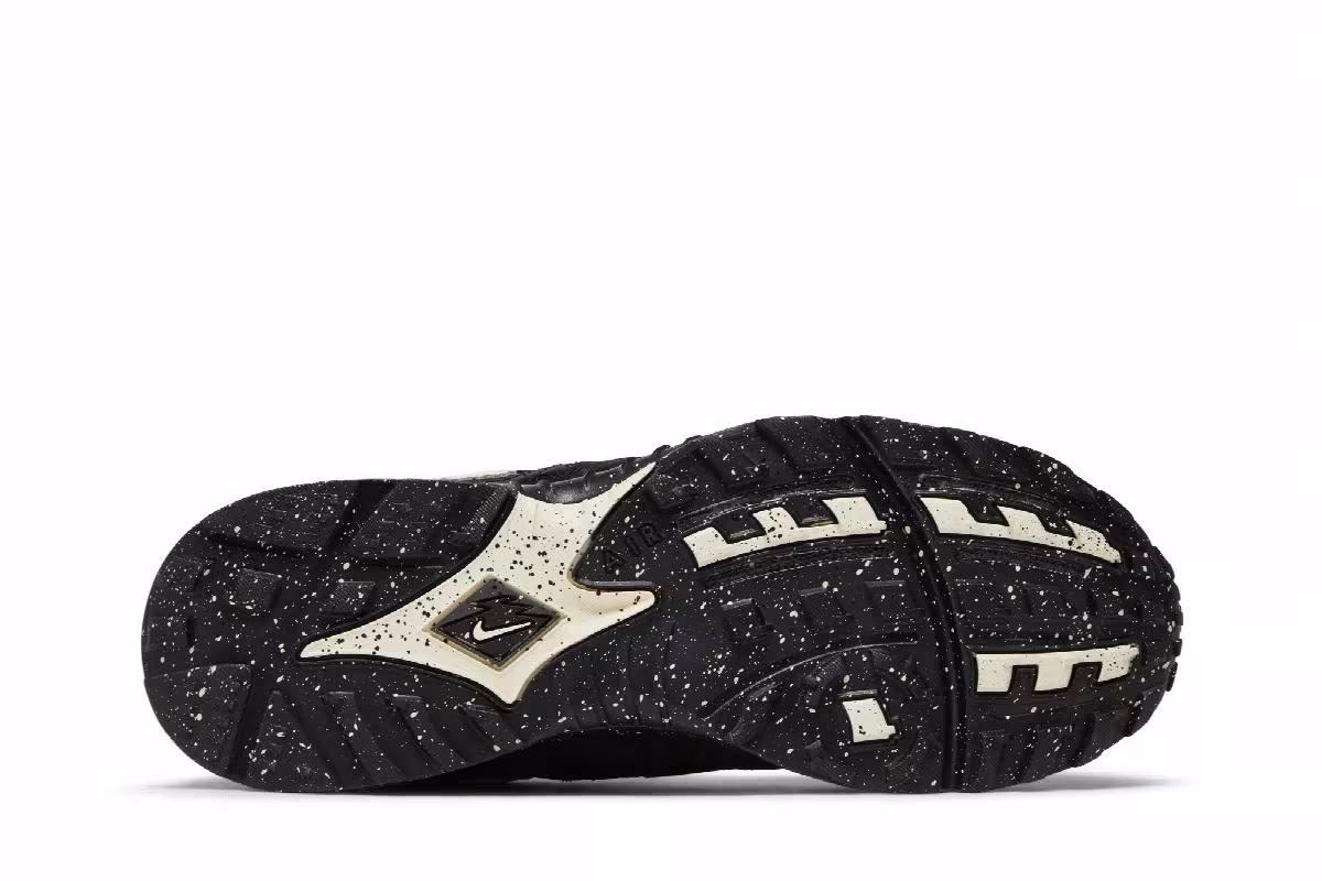 Undefeated x Nike Air Terra Humara Black, view 5