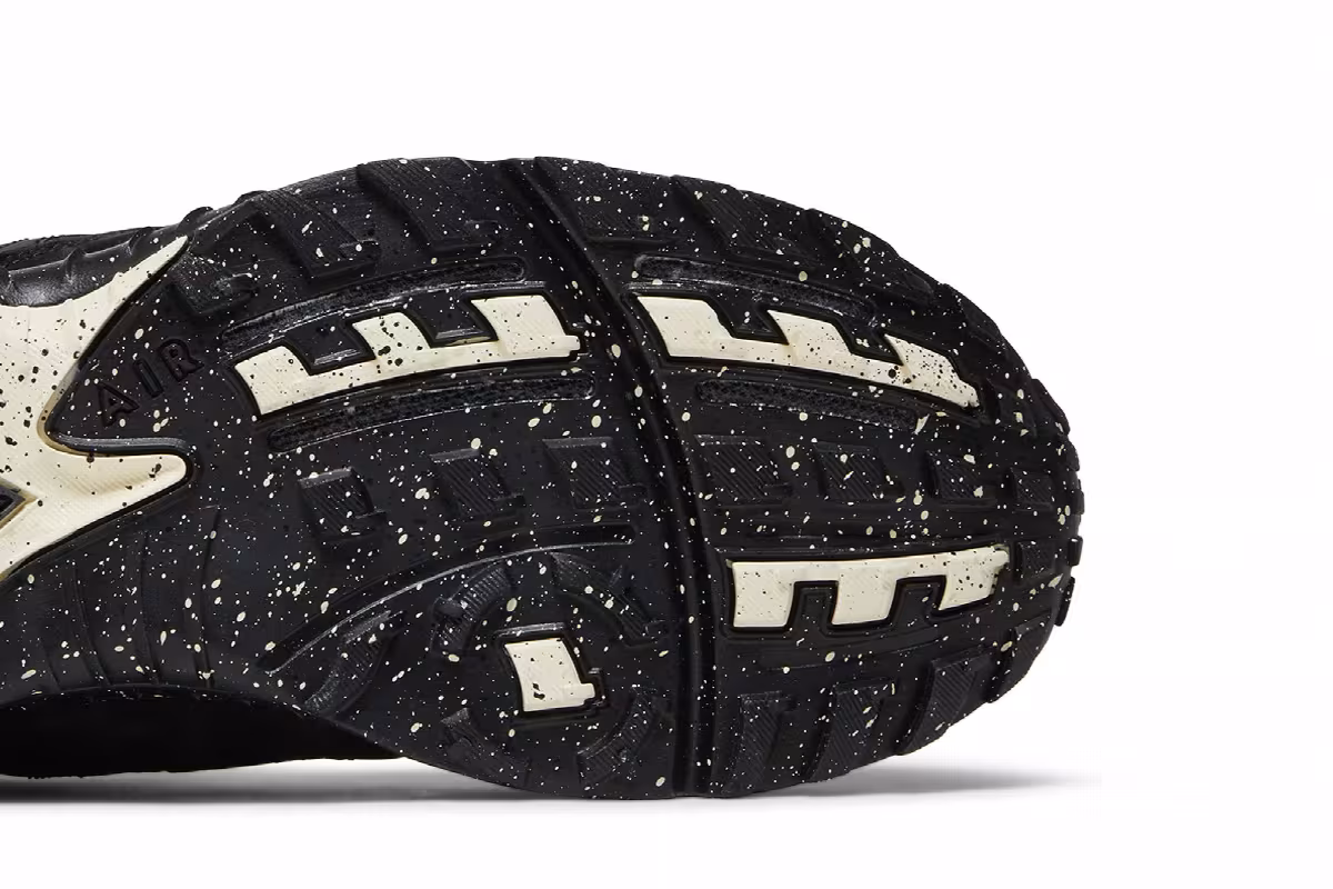 Undefeated x Nike Air Terra Humara Black, view 6