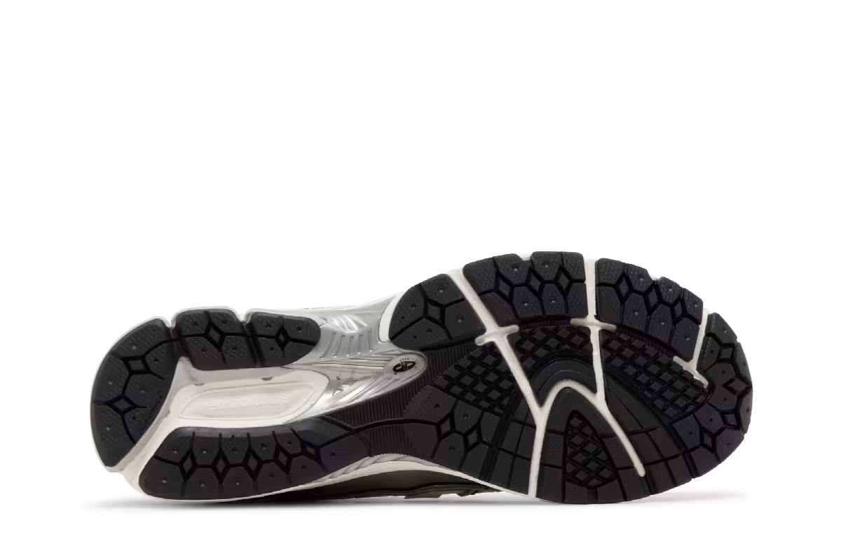 New Balance 1906R Silver Metallic Black, view 5