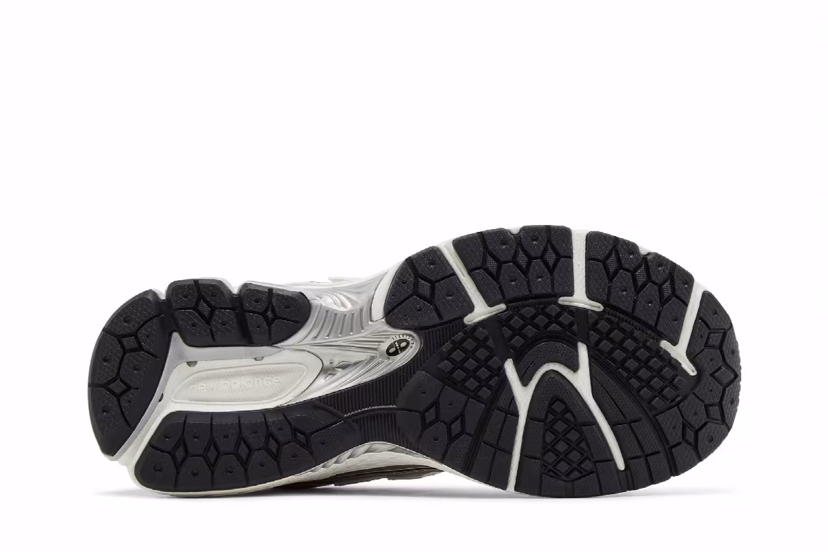 New Balance 1906R Big Kid Silver Metallic Black, view 5