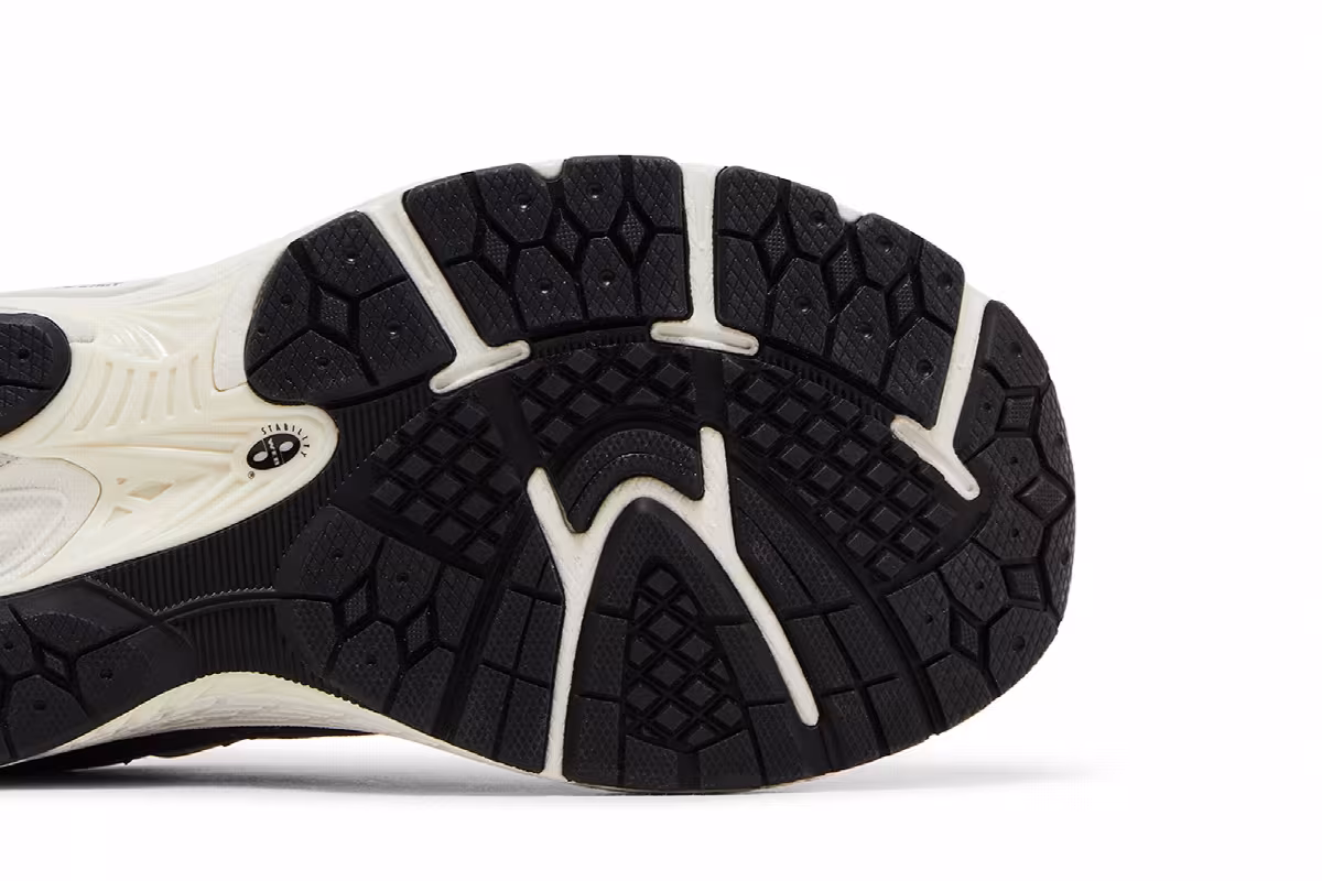 New Balance 2002R Big Kid Magnet Lead, view 6