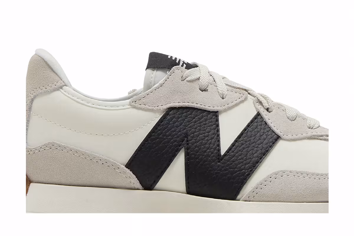 New Balance Women's 327 Moonbeam Black, view 3