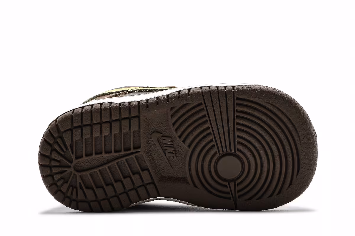 Undefeated x Nike Dunk Low SP TD Canteen, view 5