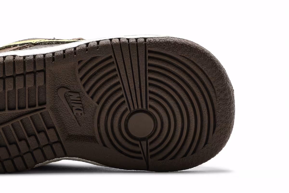 Undefeated x Nike Dunk Low SP TD Canteen, view 6