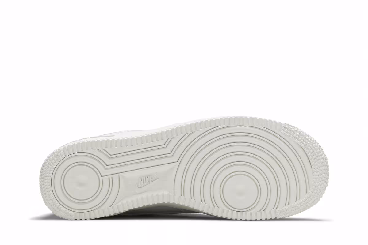 Nike Air Force 1 Low Valentine's Day 2021, view 5
