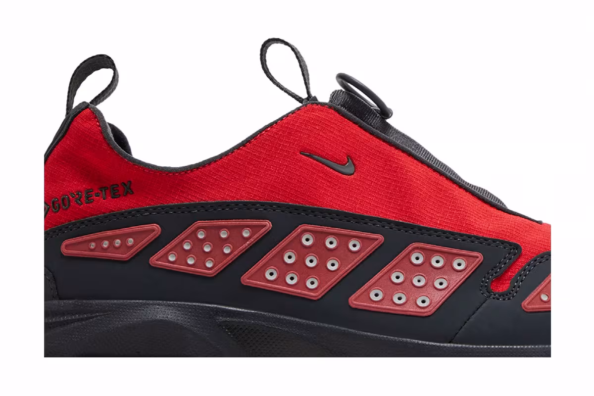 Nike Women's Air Sunder Max GORE-TEX Hyper Crimson, view 3