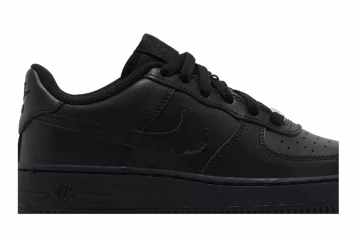 Nike Air Force 1 LE GS Triple Black, view 3