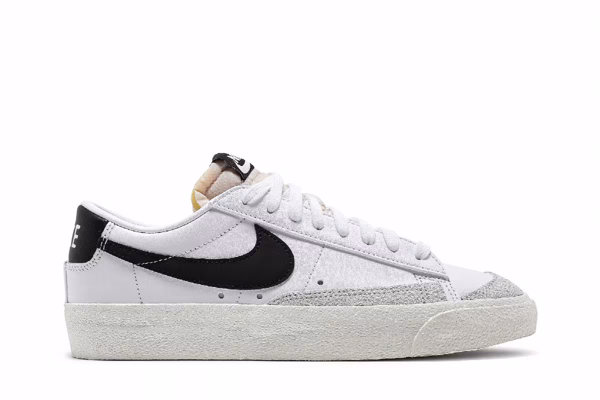 Nike Women's Blazer Low White Black, view 2