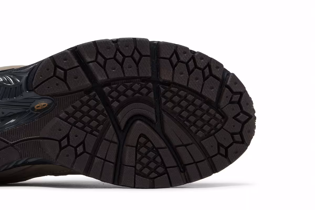 New Balance 2002R Driftwood Black, view 6