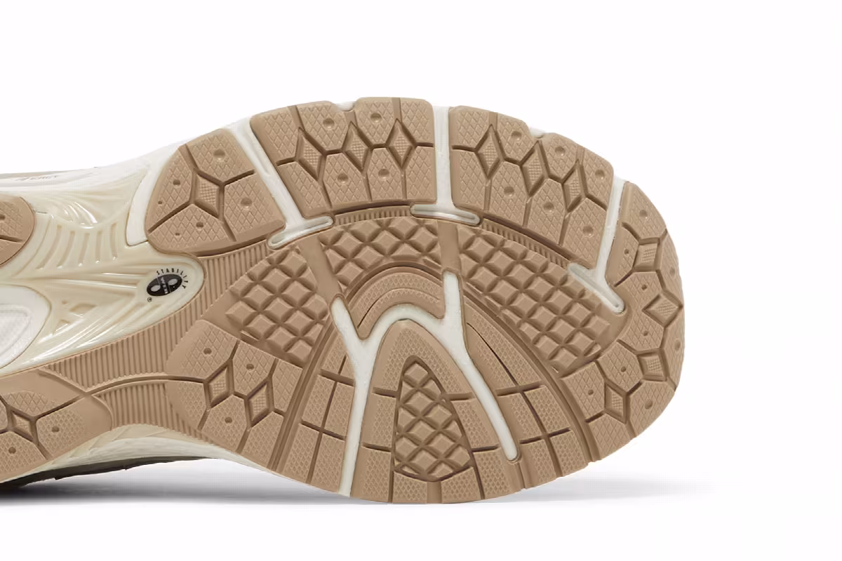 New Balance 2002R Big Kid Wide Timberwolf Mushroom, view 6