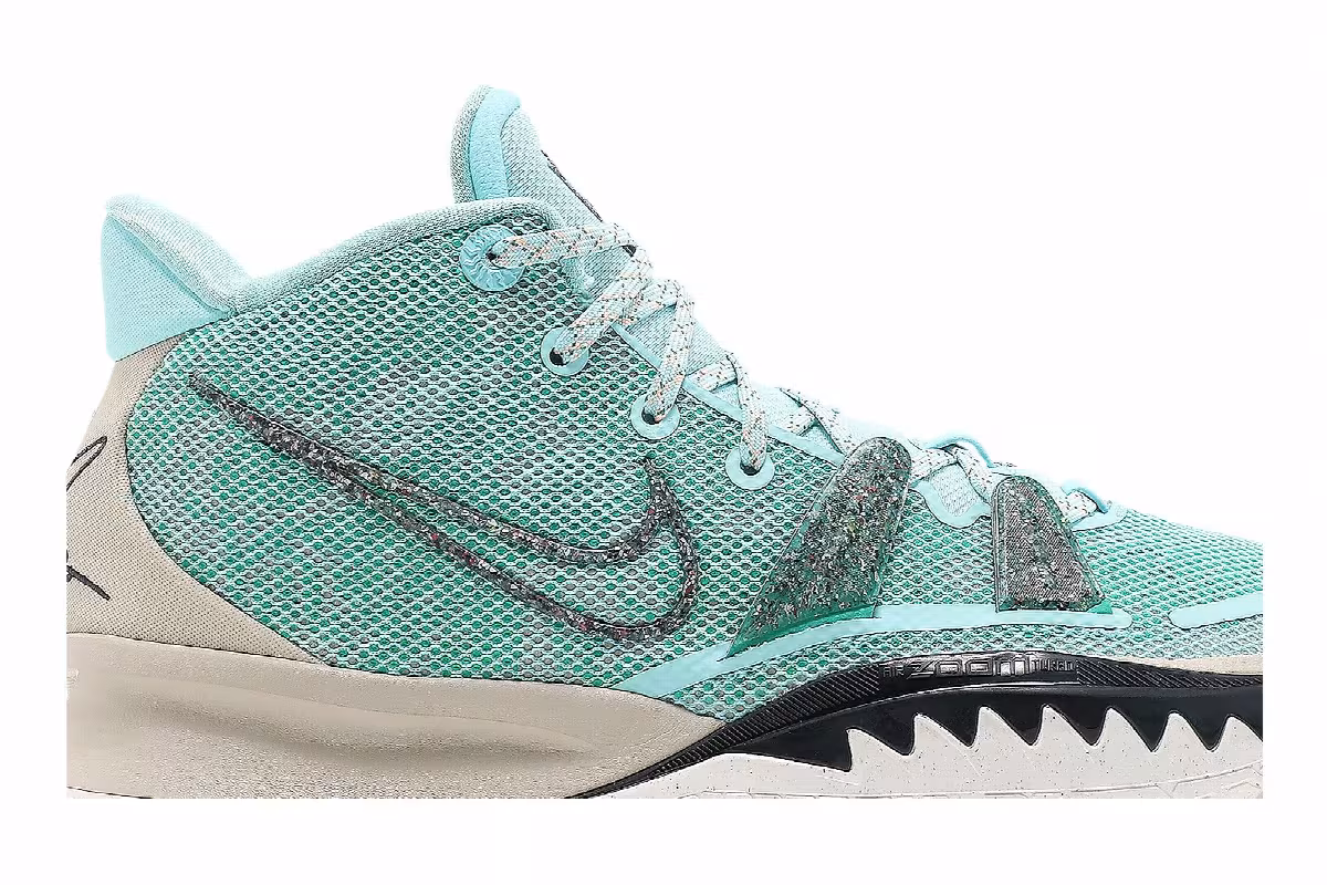 Nike Kyrie 7 Copa, view 3