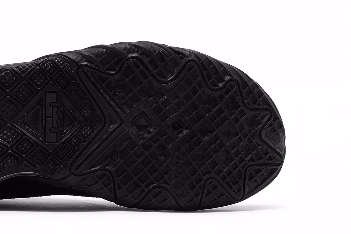 Nike LeBron 18 Low Zero Dark 23, view 6